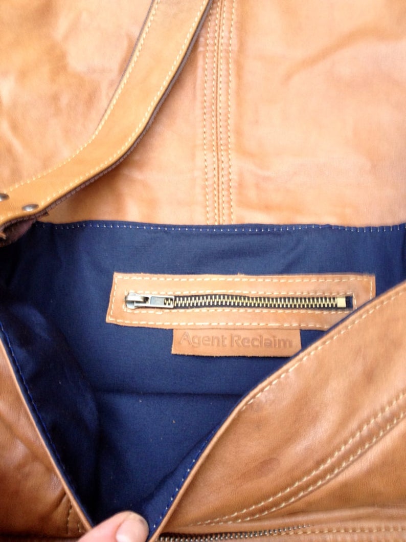 Messenger with Detailed Flap
