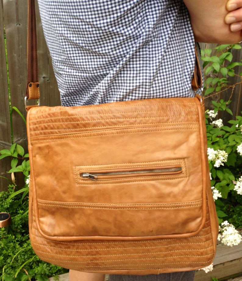 Messenger with Detailed Flap
