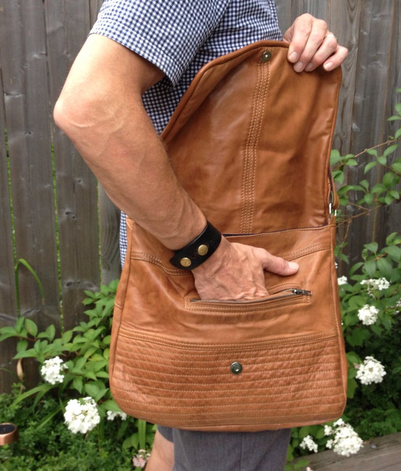Messenger with Detailed Flap